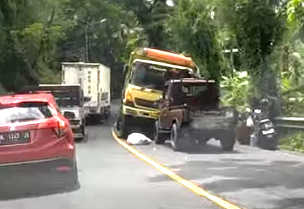 Kecelakaan yang melibatkan tiga mobil diduga jadi penyebab kemacetan parah di jalan utama Denpasar menuju Gilimanuk, Jembrana, Bali. (Tangkapan layar Facebook Info Selemadeg Raya)
