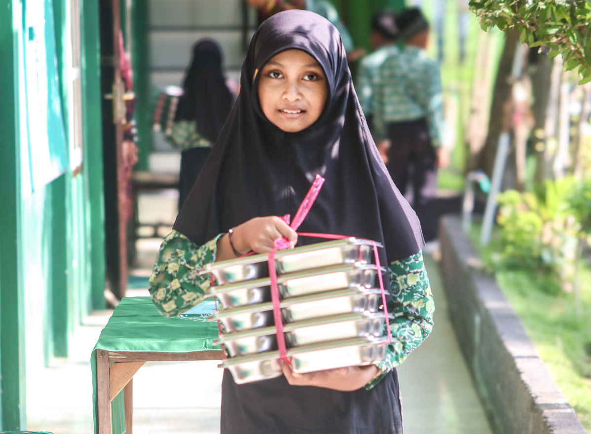 SEMRINGAH: Siswa MI Salafiyah, Desa/Kecamatan Sempu semringah membawa paket MBG, Rabu (26/2).