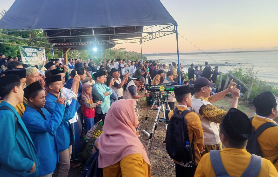 Tim rukyatul hilal yang dipimpin Kemenag Banyuwangi gagal melihat bulan di Pantai Pancur Alas Purwo karena tertutup mendung, Jumat sore (28/2).