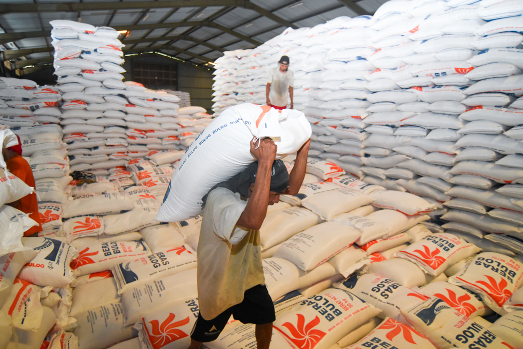 STOK AMAN: Stok cadangan beras di Bulog Banyuwangi saat ini mencapi 66 ribu ton. Jumlah itu cukup untuk memenuhi kebutuhan masyarakat selama Ramadan hingga Lebaran.