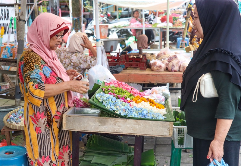 UNTUNG: Pedagang bunga di Desa Sepanjang, Kecamatan Glenmore melayani pembeli Kamis (27/2).