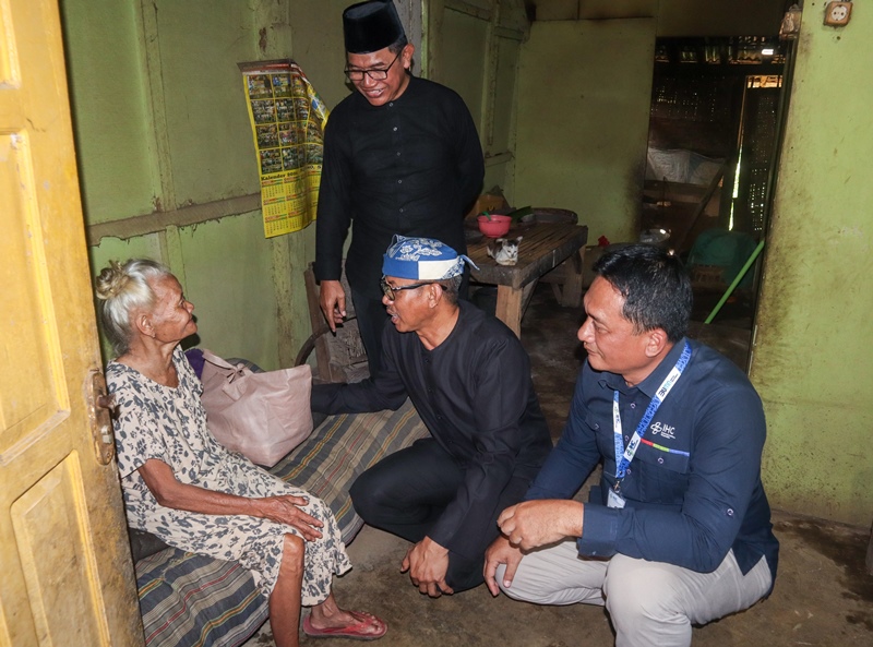 TURBA: Asisten Administrasi Umum Pemkab Banyuwangi Choiril Ustadi Yudawanto menyalurkan bantuan sembako ke masyarakat membutuhkan, Desa Sepanjang, Kecamatan Glenmore Kamis (27/2).