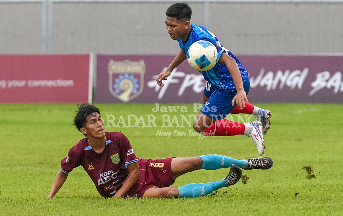Pemain Persewangi mencoba menghadang pemain lawas di Liga 4 zona Jatim. (Ramada Kusum/Radar Banyuwangi)