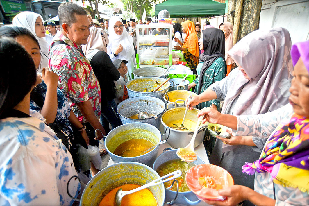 RAMAI: Warga berbelanja aneka makanan dan minuman untuk berbuka puasa di Pasar Takjil Ramadan di kawasan Jalan Letjen Sutoyo Banyuwangi pada Maret 2024 lalu.