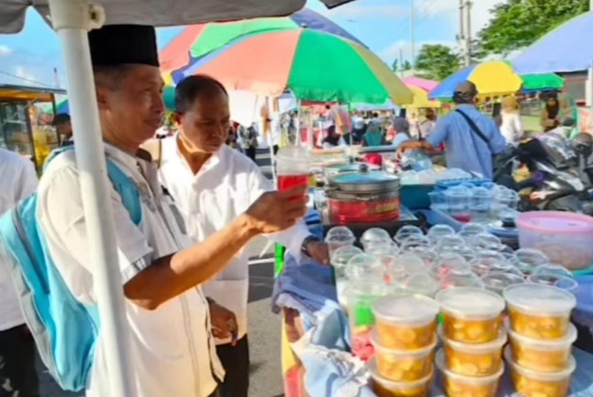 TINGKATKAN DERAJAT KESEHATAN: Tim dari Dinkes Banyuwangi, Labkesda, beserta petugas puskesmas memeriksa sampel makanan di pasar takjil yang berlangsung di Pantai Marina Boom.