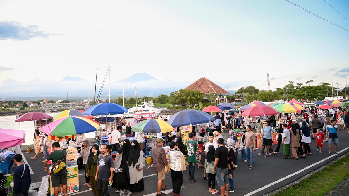 NGABUBURIT: Pengunjung berbelanja kuliner di lapak-lapak pelaku UMKM di kawasan Pantai Marina Boom pada Sabtu (1/3).