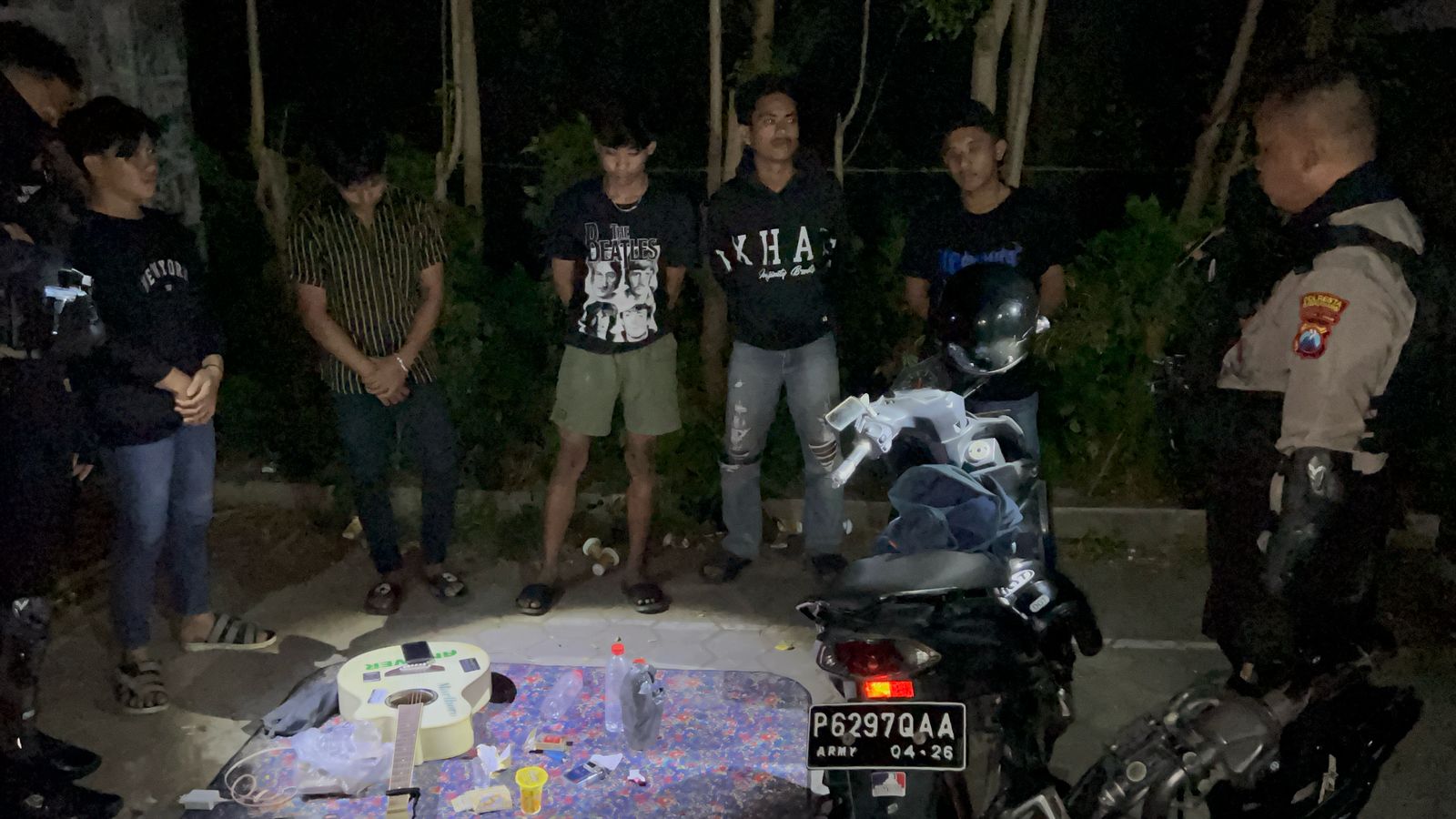 Tim Patroli Perintis Presisi Satsamapta Polresta Banyuwangi mengamankan sejumlah pemuda kedapatan menenggak minuman keras di GOR Tawangalun, Banyuwangi
