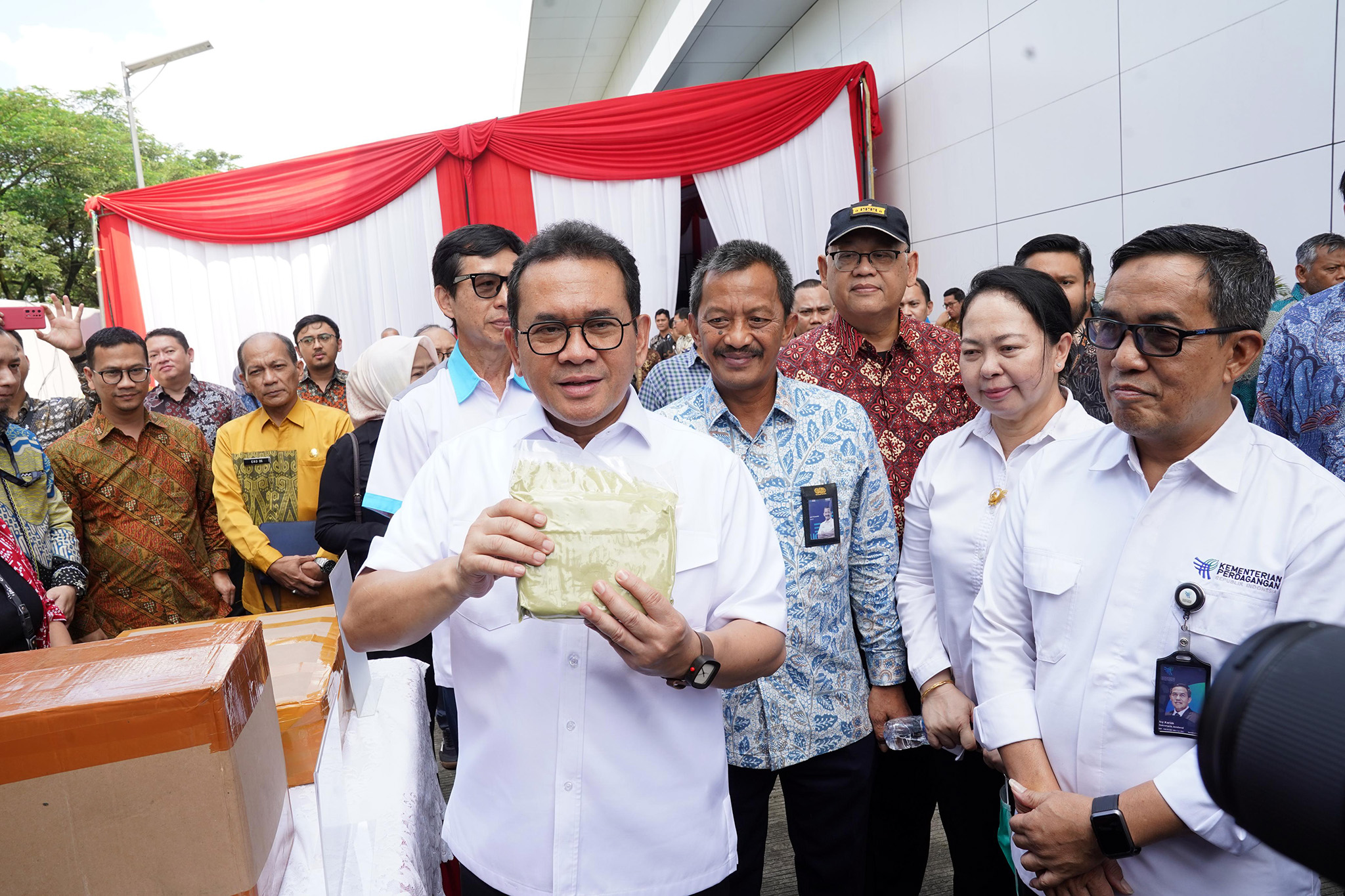 BUBUK KRATOM: Mendag Budi Santoso saat akan melepas ekspor perdana kratom ke tiga negara