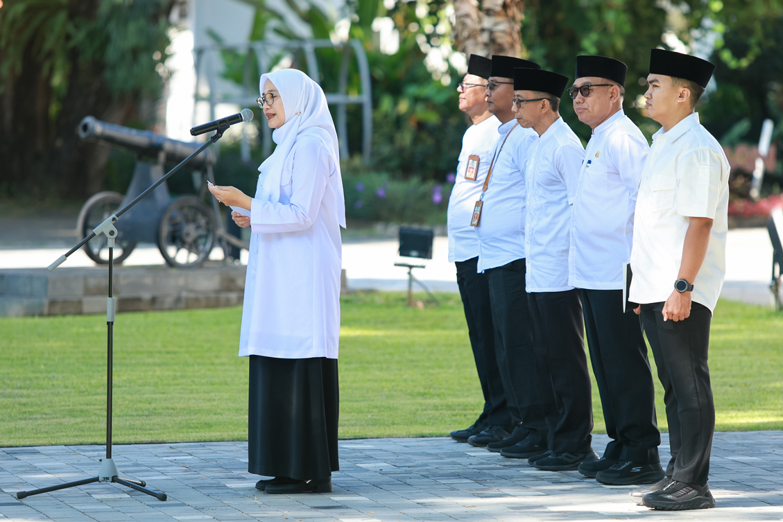 PERDANA: Bupati Ipuk didampingi Wabup Mujiono (belakang, dua dari kanan) memimpin apel di depan kantor Pemkab Banyuwangi, Senin pagi (3/3).