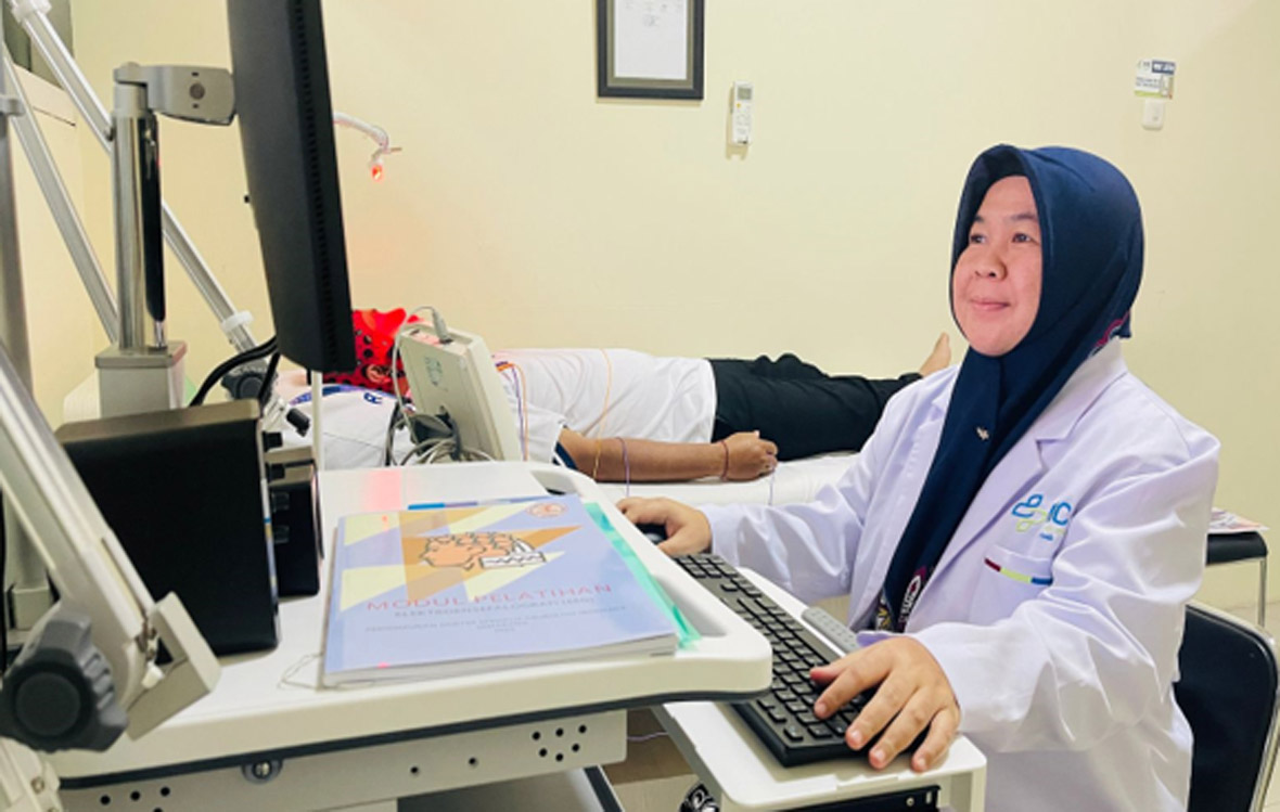 CANGGIH: dr Anisah Khoiriah, SpN sedang melakukan pemeriksaan dengan EEG kepada pasien di RSU Bhakti Husada Krikilan, Glenmore.