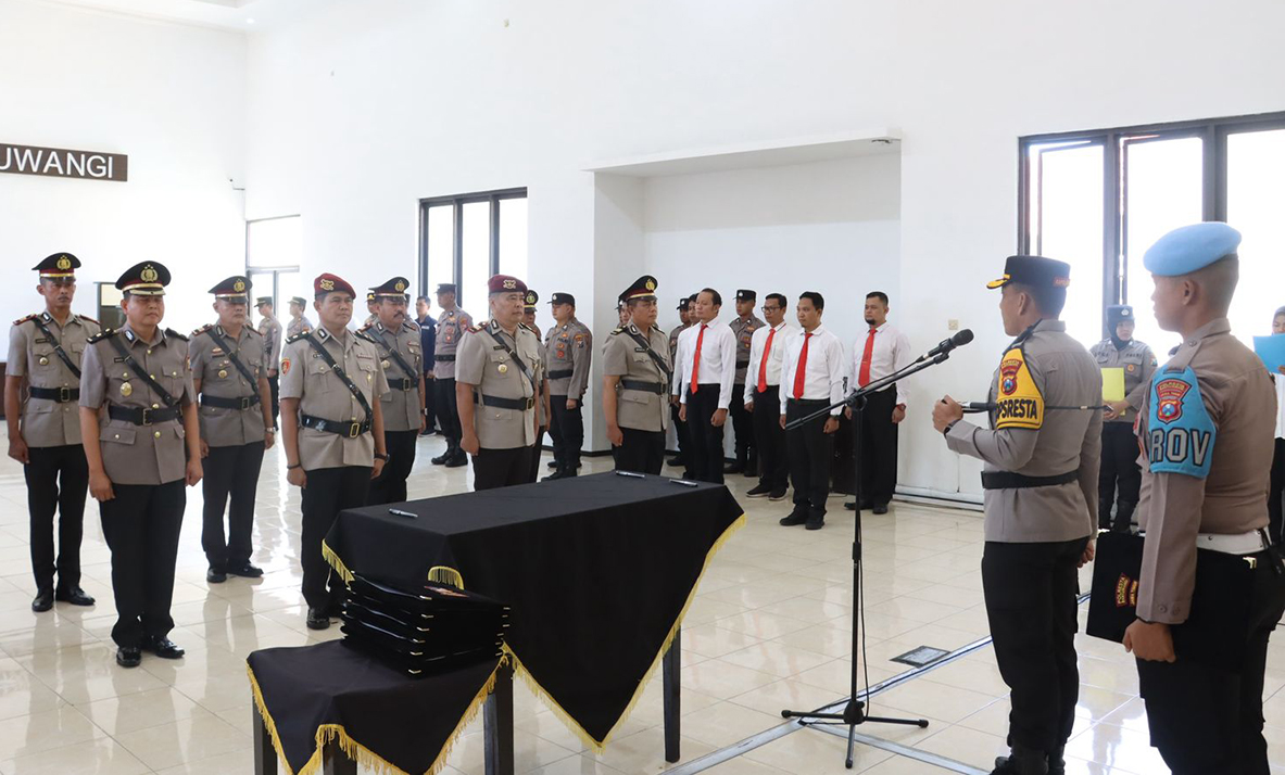 Berlangsung khidmat dan lancar; kapolresta banyuwangi pimpin sertijab kabag, kasat, dan kapolsek.