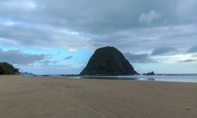 LENGANG: Pantai Pulau Merah di Dusun Pancer, Desa Sumberagung, Kecamatan Pesanggaran sepi memasuki Ramadan Minggu (2/3).