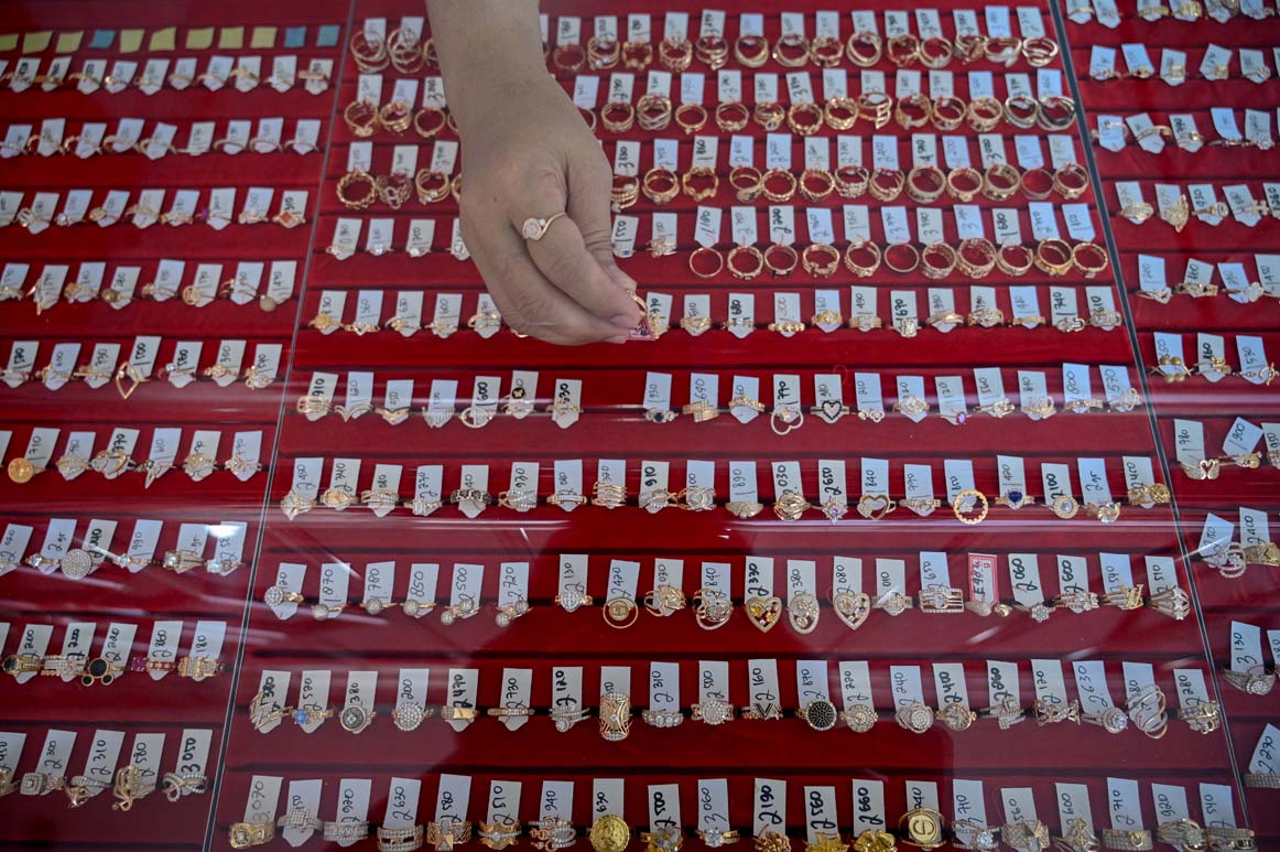 KILAU: Pegawai menata cincin di Toko Emas Surya Mas Banyuwangi, beberapa waktu lalu