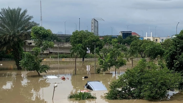 Kondisi banjir di Bekasi yang dibagikan oleh warganet di X.