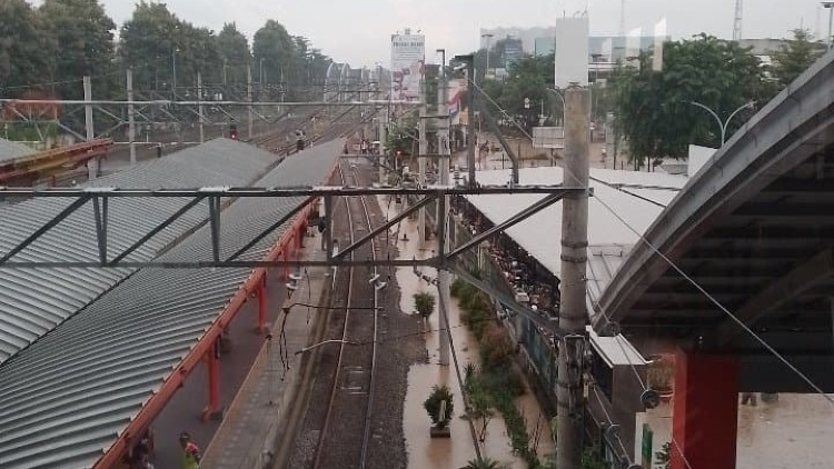 Banjir menggenangi Stasiun Bekasi sisi selatan, Selasa (4/3) sore.