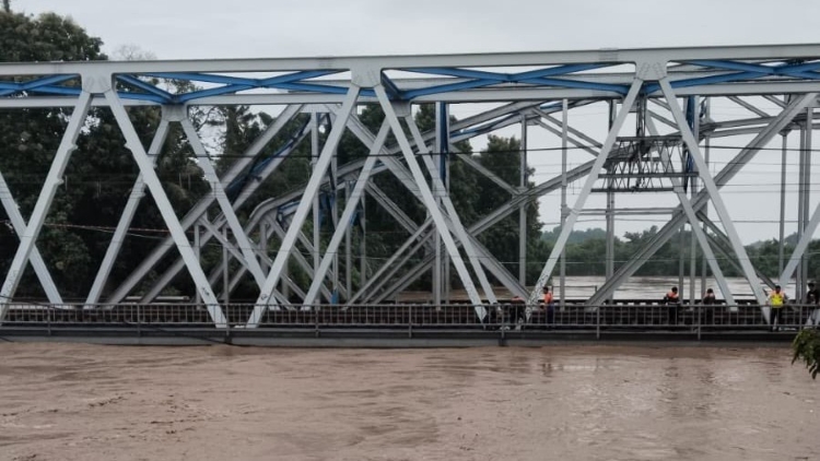 Kondisi jembatan kereta api yang melintasi Kali Bekasi, Selasa pagi (4/3).