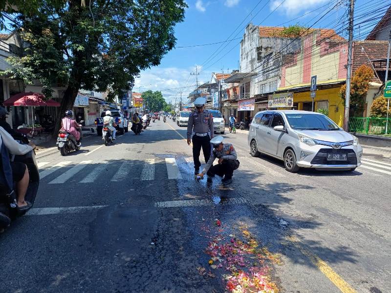 CORET-CORET: Anggota Unit Lantas Polsek Rogojampi sedang olah TKP di depan Masjid Baiturrohim Dusun Prejengen, Desa\Kecamatan Rogojampi Senin (3/3).