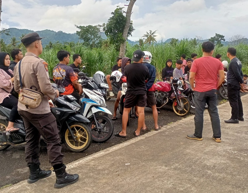 AMAN: Anggota Polsek Glenmore menggelar patroli dengan membubarkan gerombolan remaja dan pemuda di JLS Desa Karangharjo, Kecamatan Glenmore Senin (3/3).