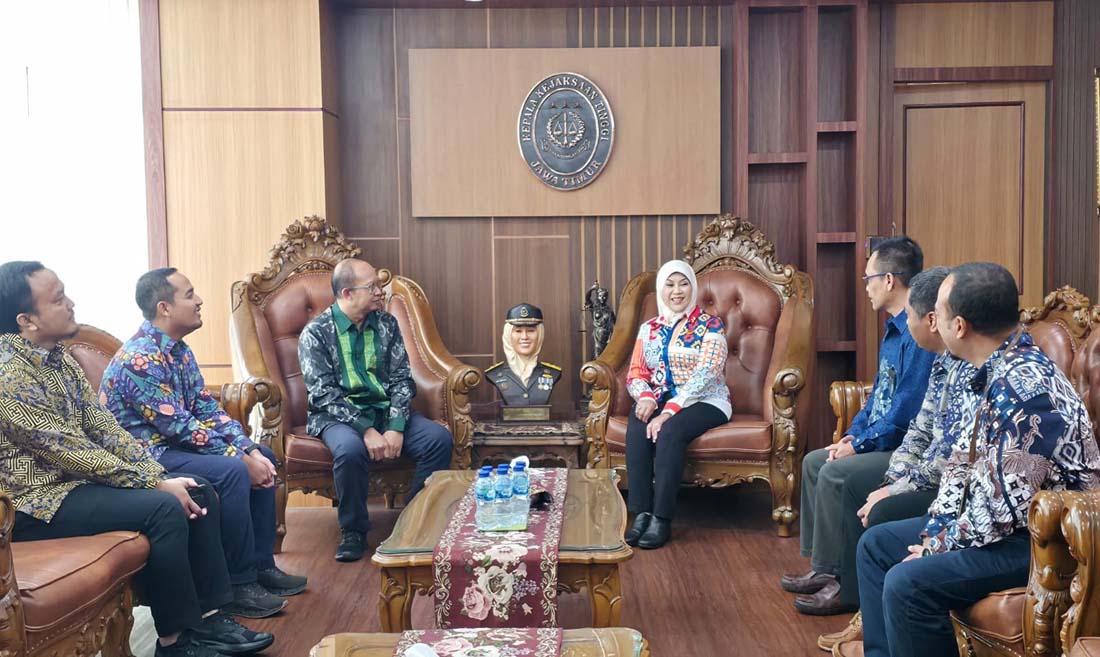 TINGKATKAN SINERGISITAS: General Manager PT PLN (Persero) beserta Management PT PLN (Persero) UIP JBTB melakukan audiensi dengan Kepala Kejaksaan Tinggi Jawa Timur.