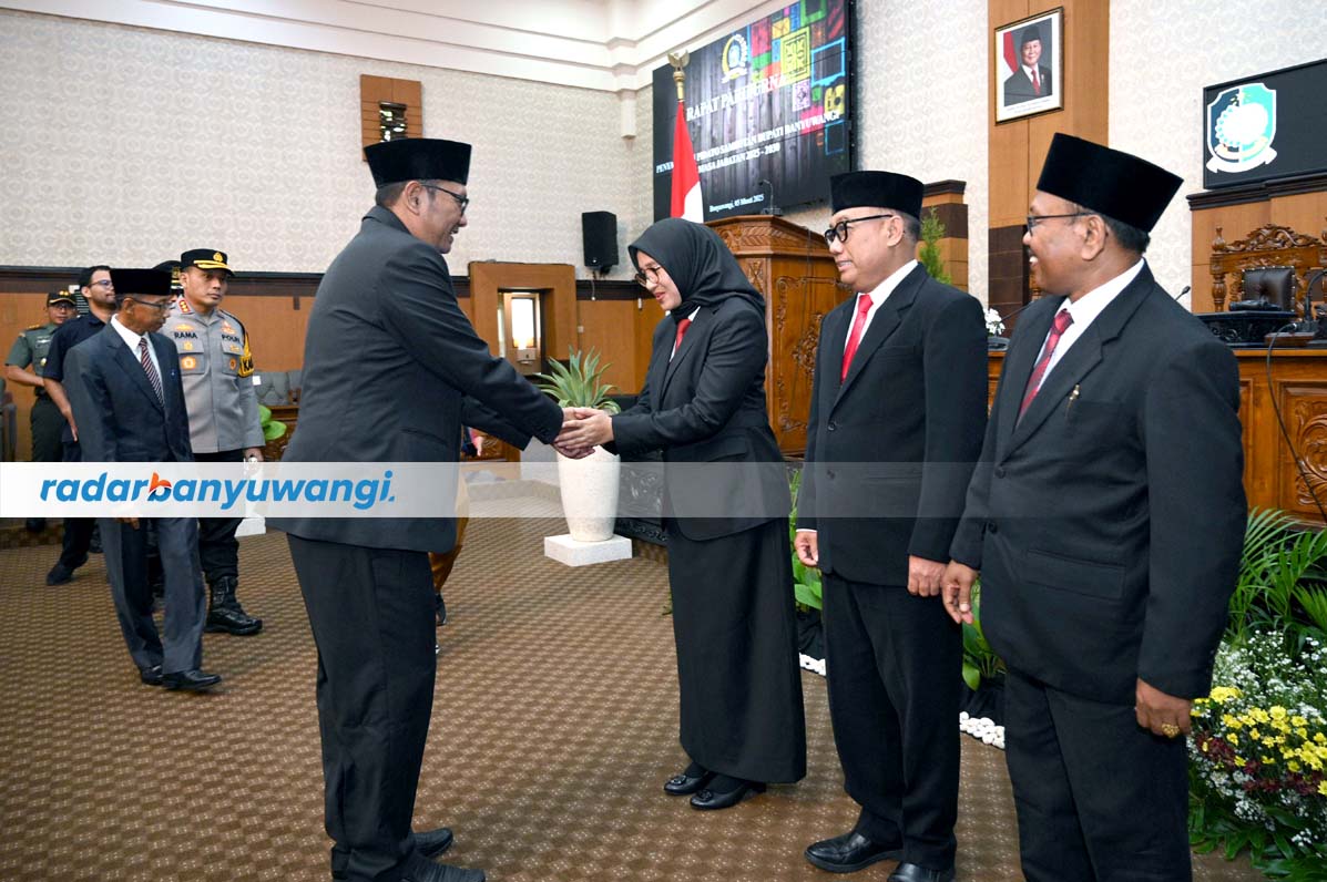 SIAP KOLABORASI: Ketua DPRD Banyuwangi Made Cahyana Negara menyalami Ipuk dan Mujiono usai rapat paripurna perdana, Rabu (5/3).