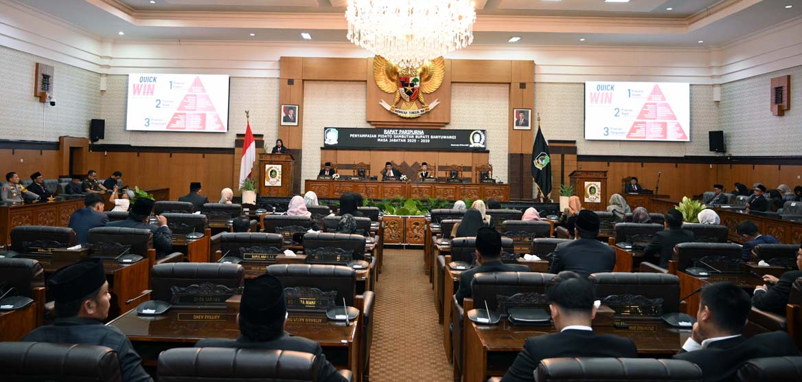 SIAP BERSINERGI: Para anggota dewan asal lintas fraksi mengikuti rapat paripurna penyampaian pidato sambutan bupati periode 2025&ndash;2030, Rabu (5/3).