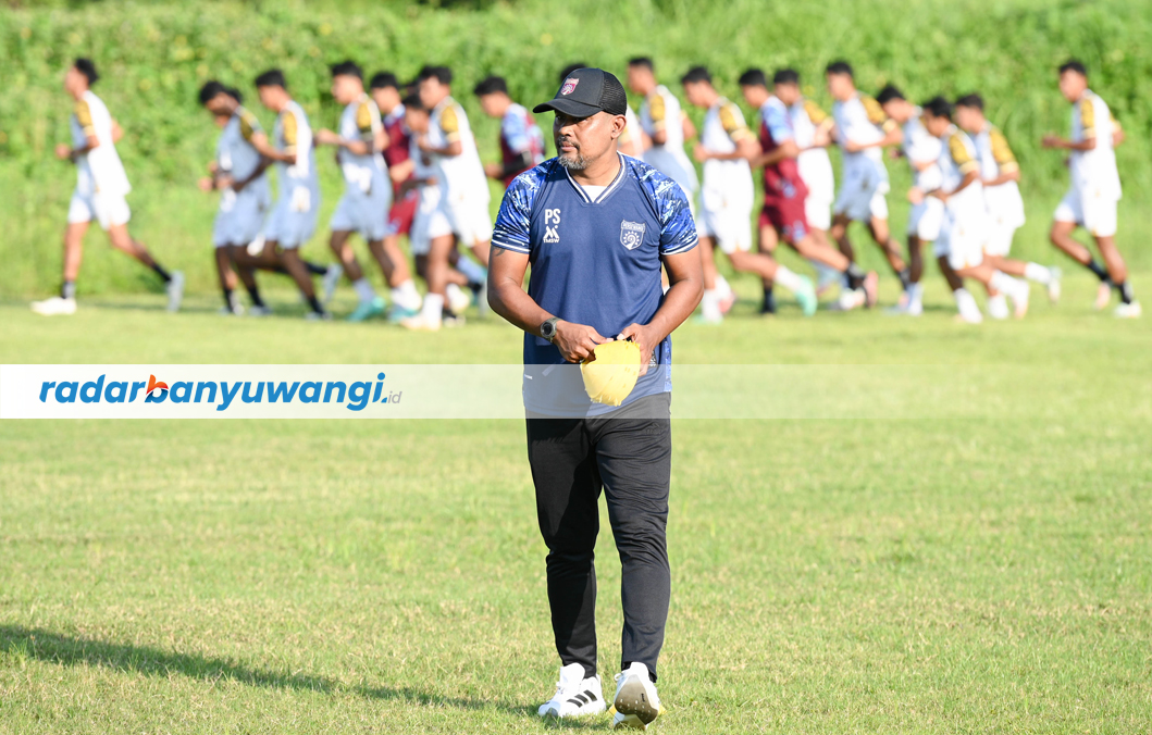 Purwanto Suwondo mulai memimpin Latihan pemain Persewangi, Rabu (5/3/2025).