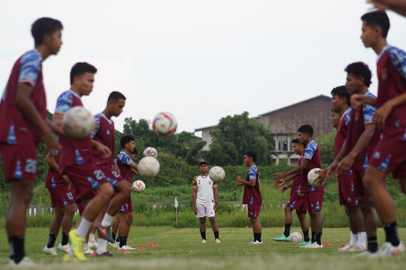 Pemain Persewangi terus berlatih di Lapangan AIL Rogojampi sebelum menghadapi putaran nasional Liga 4. (Fredy Rizki/Radar Banyuwangi)