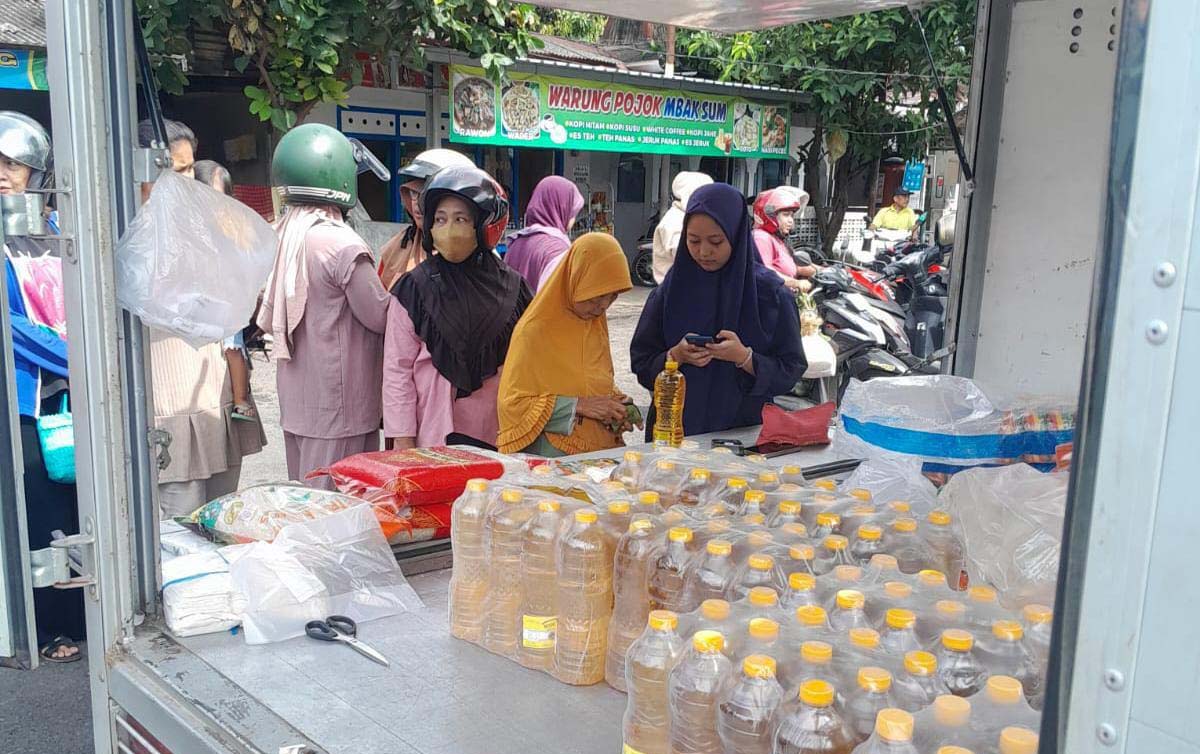 STABILISASI HARGA: Warga membeli bahan pokok pada kegiatan Operasi Pasar di Terminal Jajag, Kecamatan Gambiran beberapa hari lalu (17/2/2025).
