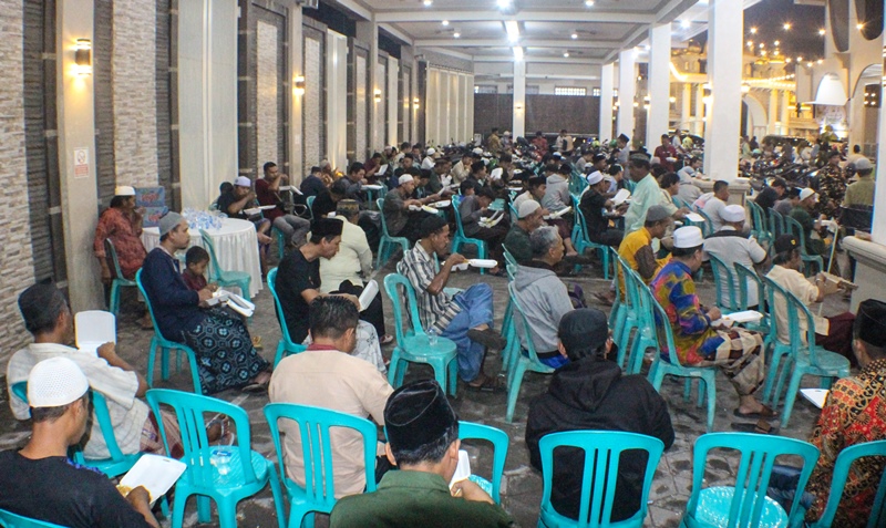 ANTRE: Jemaah Masjid Besar Baiturrahman, Desa Genteng Wetan, Kecamatan Genteng buka bersama pada Senin (3/3)