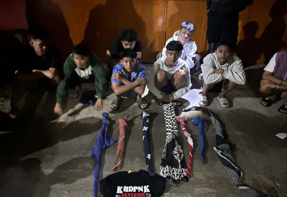 CUKUP DIBINA: Para remaja yang kedapatan hendak perang sarung di depan pendapa bupati diamankan ke Polsek Banyuwangi, Selasa malam (25/3).