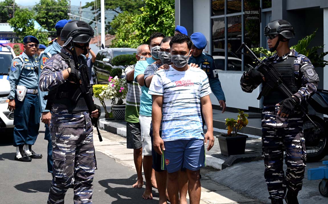 PEMAIN LAMA: Empat komplotan pengebom ikan dihadirkan dalam rilis pengungkapan illegal fishing. Mereka menjalankan aksinya mengebom ikan sudah tiga tahun ini.