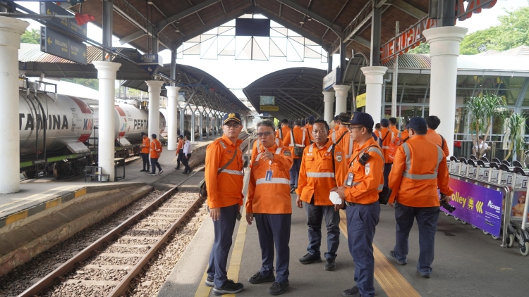 PT KAI Daop 8 Surabaya melakukan cek lintas dari Stasiun Surabaya Gubeng hingga Stasiun Mojokerto.