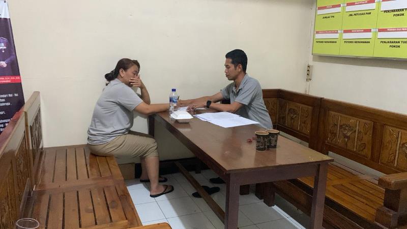 INTEROGASI: Anggota Reskrim Polsek Purwoharjo memeriksa PR di Mapolsek Purwoharjo pada Selasa (4/3).