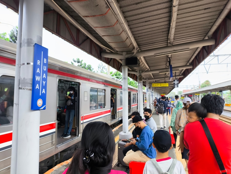 Perjalanan KRL Commuter Line kini dapat dilacak secara real time melalui Google Maps.