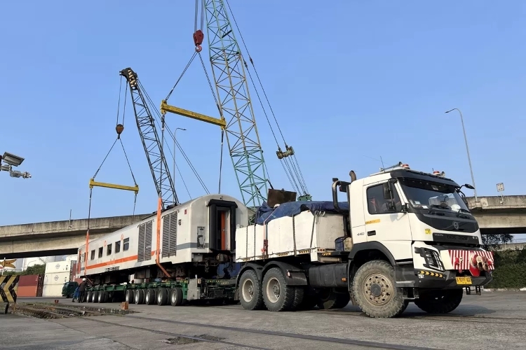 KAI Logistik melaksanakan pengiriman unit kereta dari berbagai wilayah di Jawa termasuk Banyuwangi menuju Sumatera.