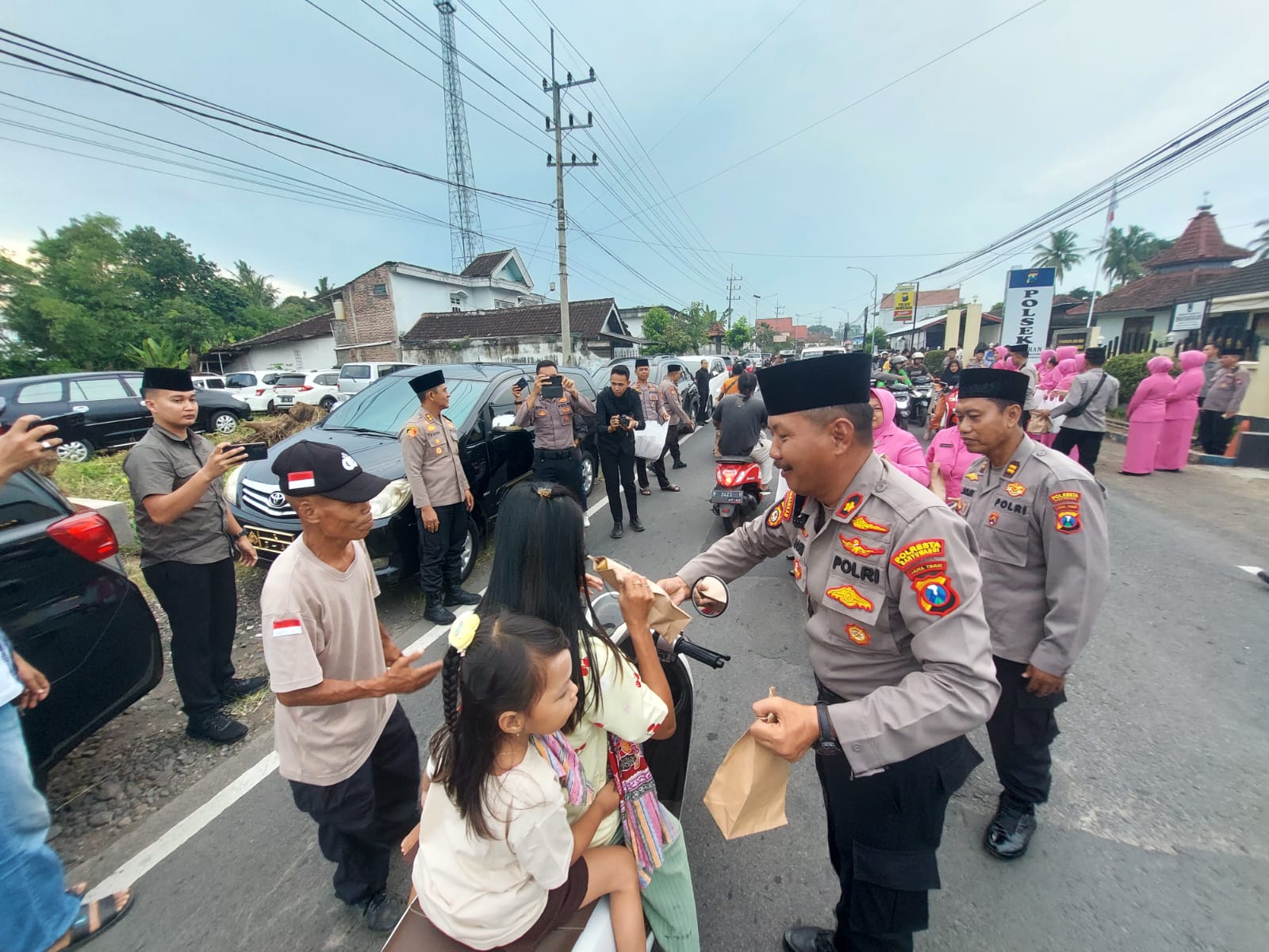 Polresta Banyuwangi dan Bhayangkari berbagi takjil gratis di depan Mapolsek Gambiran, Jumat (07/3/2025). (Humas Polresta Banyuwangi)