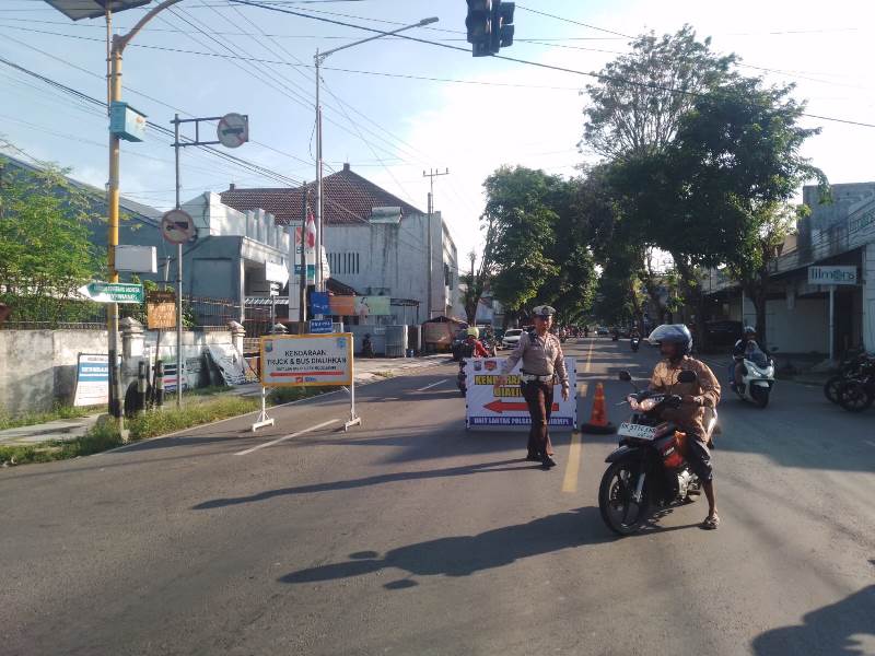 ANTISIPASI: Jalur utama depan Pasar Rogojampi mulai pukul 16.00 sampai maghrib ditutup selama Ramadhan Kamis (5/3).