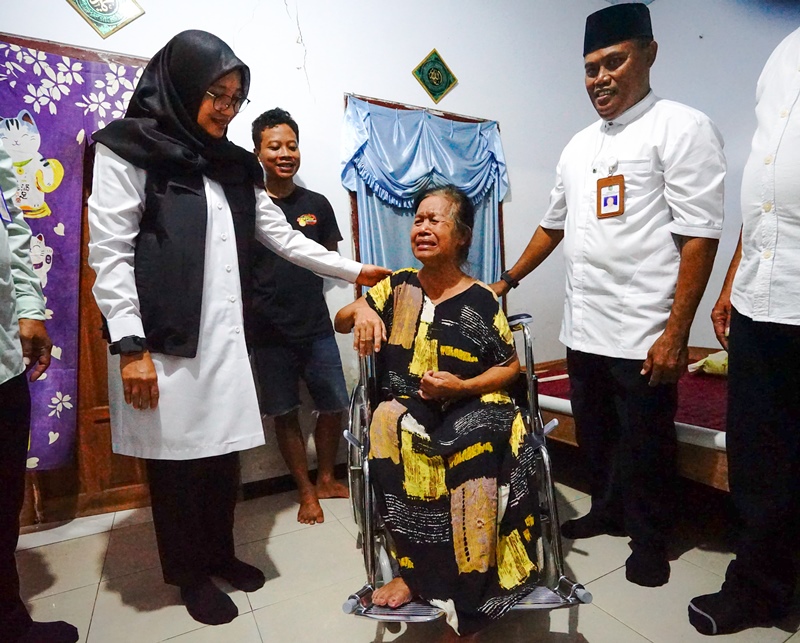 TURUN GUNUNG: Bupati Banyuwang ,eme,ui warga kurang mampu di Desa Kandangan, Kecamatan Pesanggaran pada Rabu (5/3) sore.