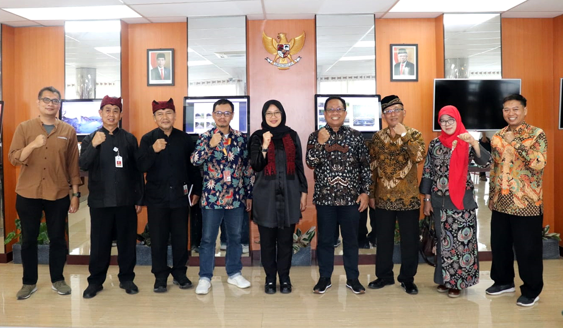 Civitas Akademika ISI Surakarta dipimpin Rektor I Nyoman Sukerna foto bersama Bupati Ipuk Fiestiandani usai pertemuan. (Foto: banyuwangikab.go.id)