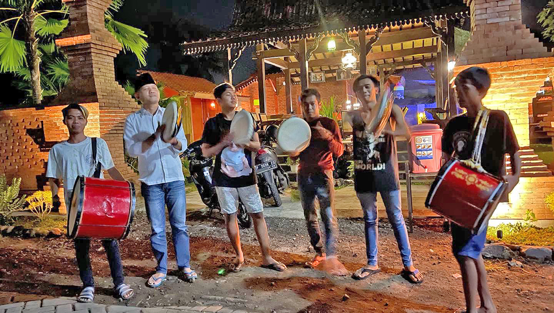BEGADANG: Beberapa remaja memainkan alat musik tradisional untuk membangunkan warga pada saat sahur. Kini, pola semacam ini sudah beralih menjadi layanan jasa telepon sahur.