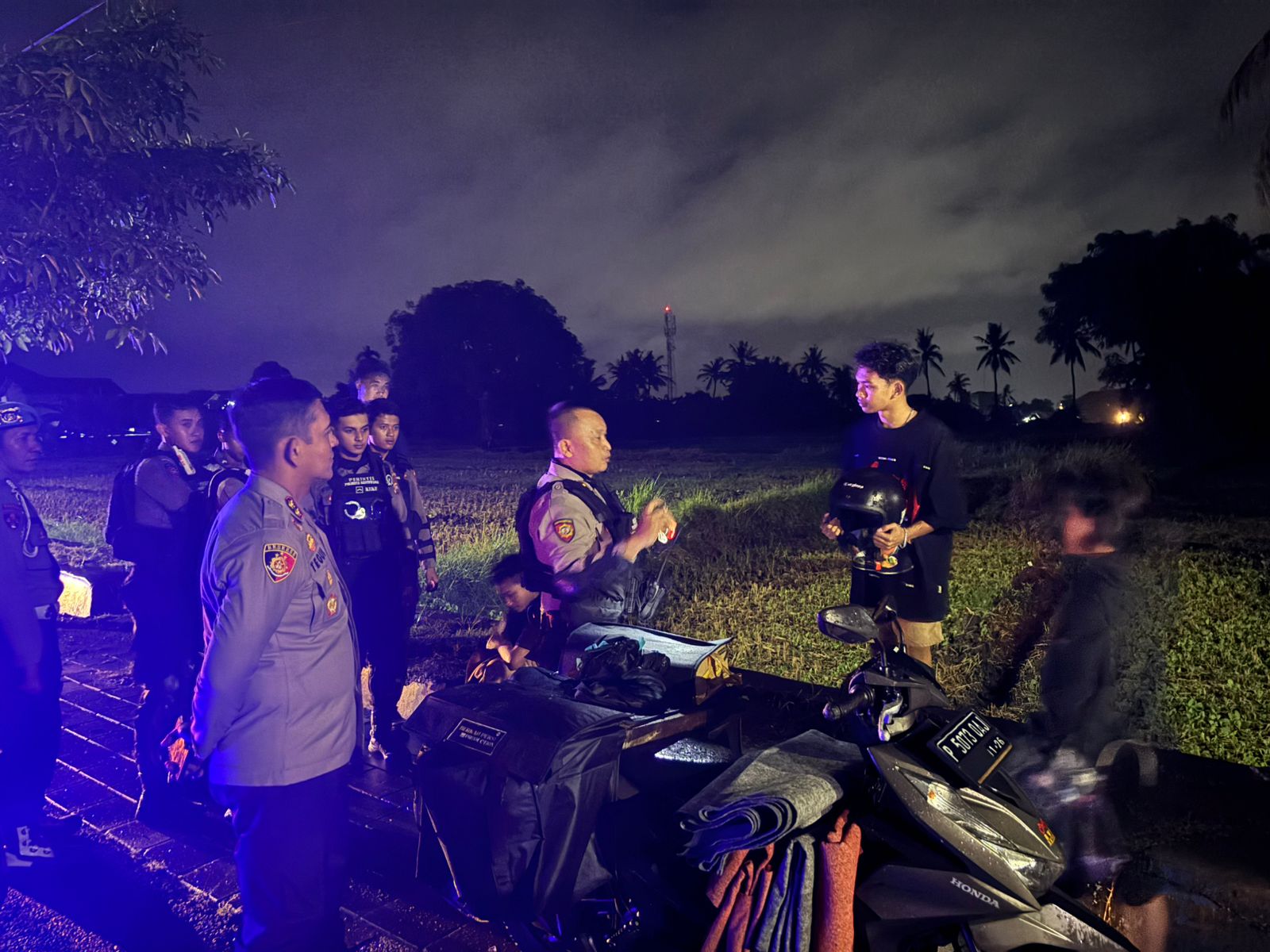 PATROLI: Aparat kepolisian menggelar patroli skala besar di sejumlah titik rawan di Banyuwangi dini hari Minggu (9/3).