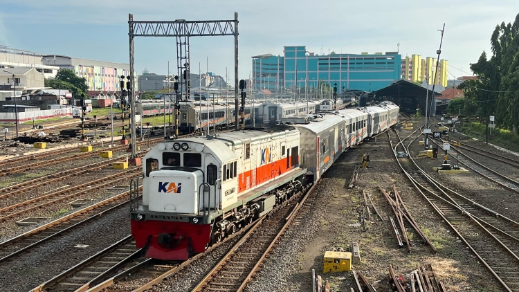 Sejumlah perjalanan kereta api lintas utara Jawa kembali terganggu imbas genangan air di antaran petak Stasiun Gubug-Karangjati, Kabupaten Grobogan, Jawa Tengah, Minggu pagi (9/3).