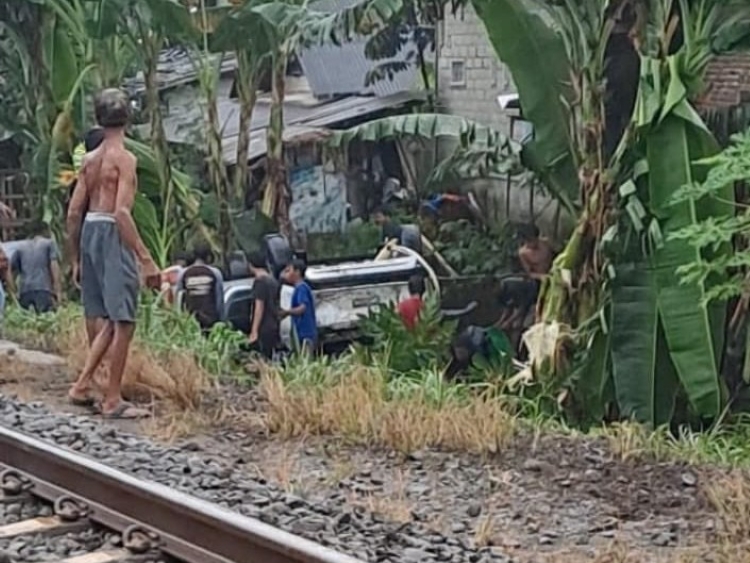 Sebuah mobil terguling dan ringsek usai tertemper KA Singasari di antara Stasiun Blitar-Rejotangan, sekitar pukul 17.04 WIB, Senin (10/3).