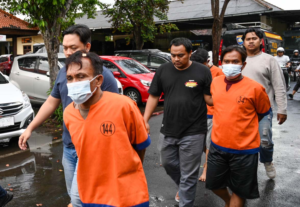 DIBAYAR RP 2 JUTA: MF, BS, dan AZ dikeler anggota Resmob Polresta Banyuwangi karena sebagai pelaku penganiyaan tiga warga Cungking, Senin (10/3).