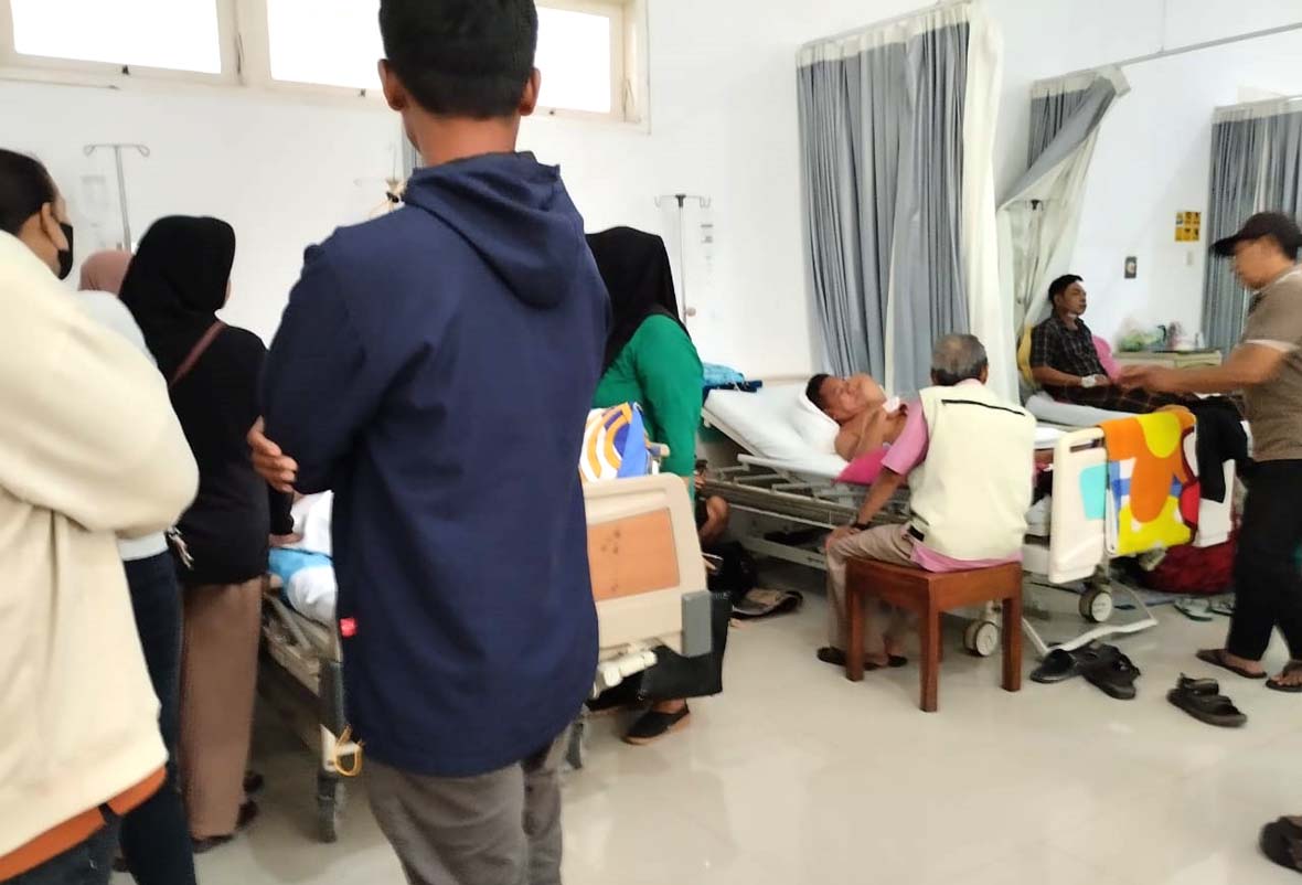 LUKA BACOK: Dinar Mislani, Hari Suselo, dan Iyon terbaring lemas di RSUD Blambangan. Ketiganya menjadi korban pembacokan tukang pukul asal Muncar.