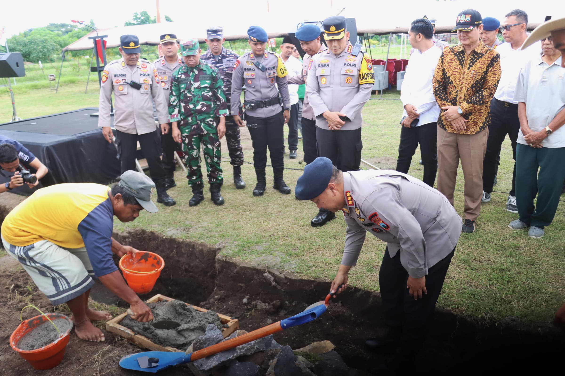 Peletakan batu pertama gedung Aula di Mako Kompi Batalyon B Pelopor Satuan Brimob Polda Jatim di Muncar, Senin (10/3/2025). (Humas Polresta Banyuwangi)