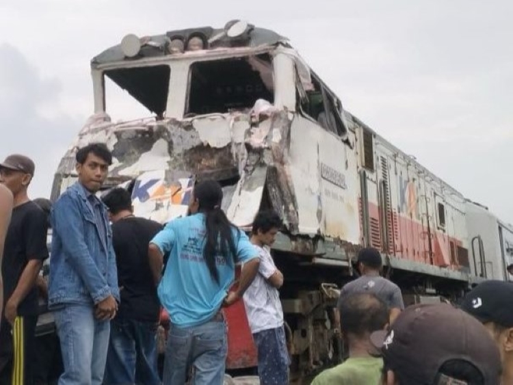 Lokomotif Kereta Api 167 Kertanegara rute Malang-Purwokerto rusak berat setelah dihantam truk di KM 175+4 Ngadiluwih-Kras, Kabupaten Kediri, Jawa Timur, Senin (10/3).