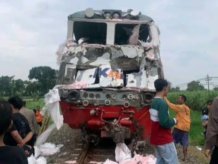 Lokomotif CC 203 yang berdinas KA 167 Kertanegara ringsek usai tertemper truk pupuk di Kabupaten Kediri, Jawa Timur, Senin (10/3).