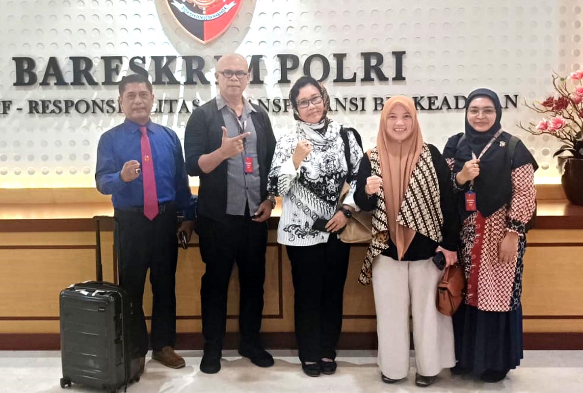 Ketum PB PGRI Prof Dr Unifah Rosyidi MPd (tengah) didampingi pelapor kasus dugaan pemalsuan surat Maharani Siti Shopia (dua dari kanan) di Bareskrim Polri, Selasa (10/3)