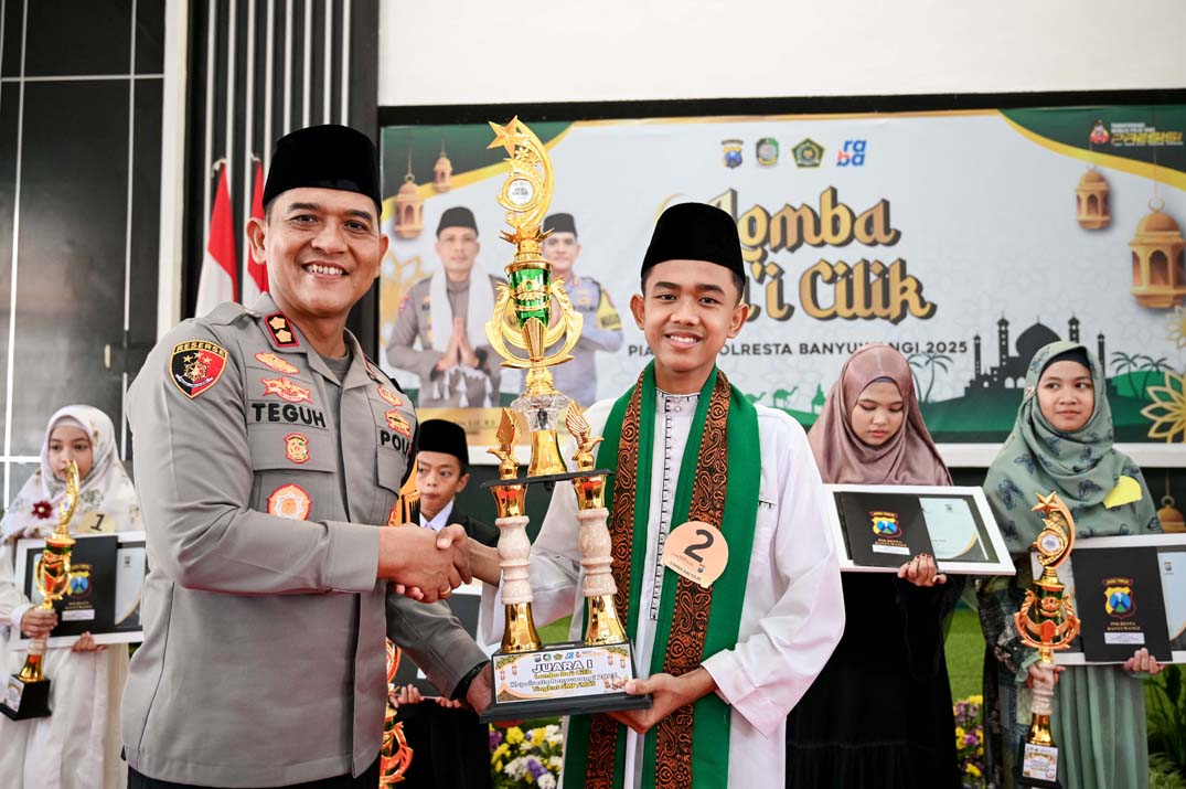 NILAI 1.740: Wakapolresta AKBP Teguh Priyo Wasono menyerahkan piala kepada Ahmad Aqil Wamiq Billah selaku juara 1 Lomba Dai Cilik kategori SMP/MTs.